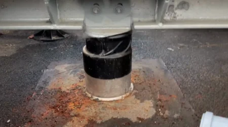 Røg afslører utæthed i tagpaptaget